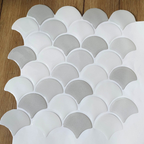 Placa de Pastilha Adesiva Resinada Escama Branco e Cinza- 28,5cm x 28,5cm
