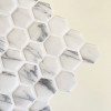 Placa de Pastilha Adesiva Resinada Hexagonal mármore Carrara 30cm x 30cm - 5