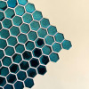Placa de Pastilha Adesiva Resinada Hexagonal Mini Ciano metalizada - 28,5cm x 27cm - 6